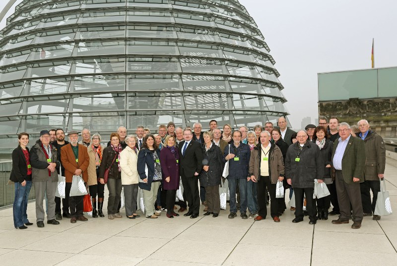 Die Besuchergruppe vor der Reichstagskuppel