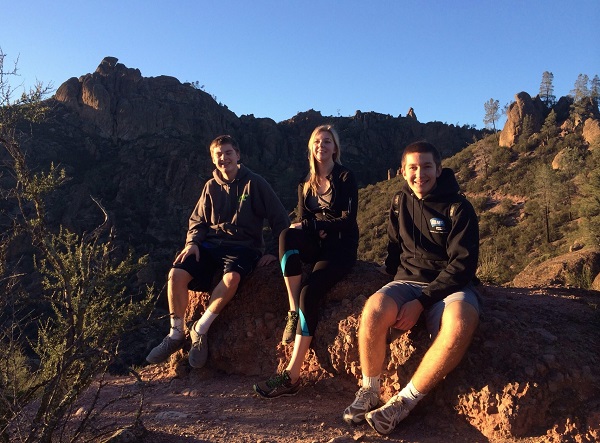 Trip zum Pinnacles Nationalpark. Gastbruder Russell, Gastschwester Becca und Domenik (links nach rechts) Trip zum Pinnacles Nationalpark. Gastbruder Russell, Gastschwester Becca und Domenik (links nach rechts)