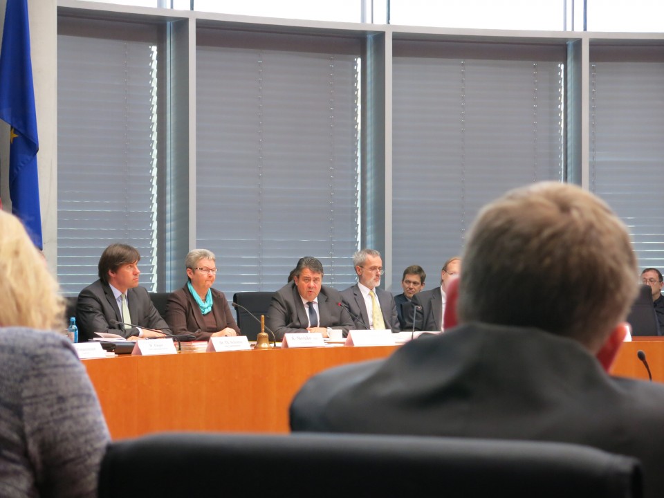 Bundeswirtschaftsminister Gabriel antwortet auf die Fragen des Bundestagsabgeordneten Michael Vietz