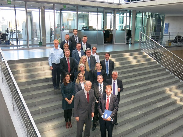 die Gruppe auf dem Stufen des Paul-Lbe-Hauses