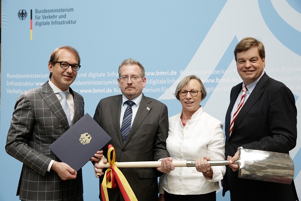 Alles zum Spatenstich bereit: (v.l.n.r.) Alexander Dobrindt, Michael Vietz, Gabriele Lösekrug-Möller, Enak Ferlemann (Quelle: Rosenthal) Alles zum Spatenstich bereit: (v.l.n.r.) Alexander Dobrindt, Michael Vietz, Gabriele Lösekrug-Möller, Enak Ferlemann (Quelle: Rosenthal)