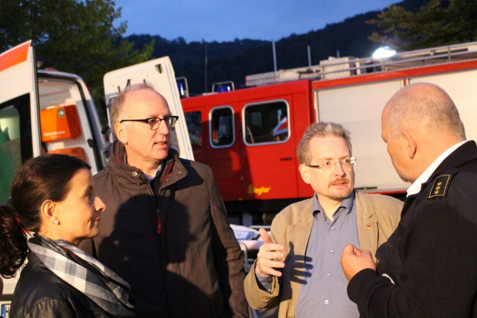 im Gesprch mit dem Einsatzleiter Michael Bretzing