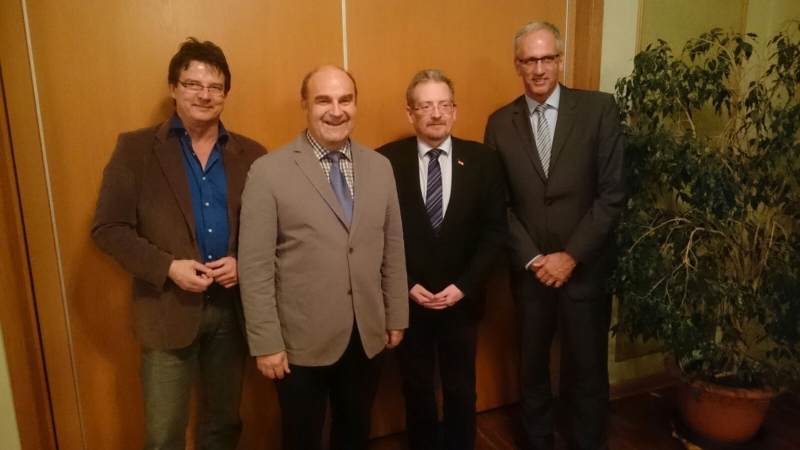Foto: v.l.n.r. Jörg Grabowsky (SC Schoningen),Thorsten Bauer (Stadt Uslar), Michael Vietz MdB, RA Karl-Heinz Mügge Foto: v.l.n.r. Jörg Grabowsky (SC Schoningen),Thorsten Bauer (Stadt Uslar), Michael Vietz MdB, RA Karl-Heinz Mügge