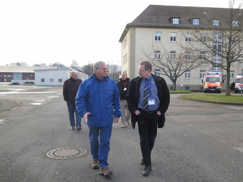 Michael Vietz beim Rundgang: Erstaufnahmeein-richtung in der Hamelner Linsingen-Kaserne