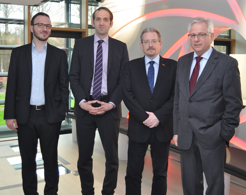 CDU-Politiker und Bundestagsmitglied Michael Vietz (2. von rechts) besuchte jetzt Stiebel Eltron, hier in der Themenwelt „Lüftungssysteme“ im neuen Energy Campus mit dem Vorsitzenden der Geschäftsführung, Rudolf Sonnemann (rechts) sowie Daniel Arok (links CDU-Politiker und Bundestagsmitglied Michael Vietz (2. von rechts) besuchte jetzt Stiebel Eltron, hier in der Themenwelt „Lüftungssysteme“ im neuen Energy Campus mit dem Vorsitzenden der Geschäftsführung, Rudolf Sonnemann (rechts) sowie Daniel Arok (links