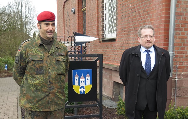 Kommandeur Belke im Gespräch mit Michael Vietz