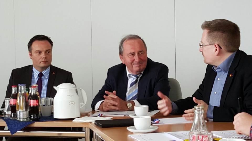 Hans-Werner Kammer MdB (Mitte) im Gespräch mit OB Claudio Griese (links) und Michael Vietz MdB