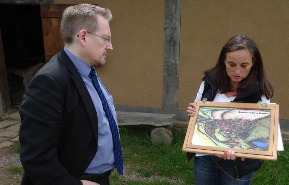 Michael Vietz mit Kreisarchologin Dr. Petra Lnne