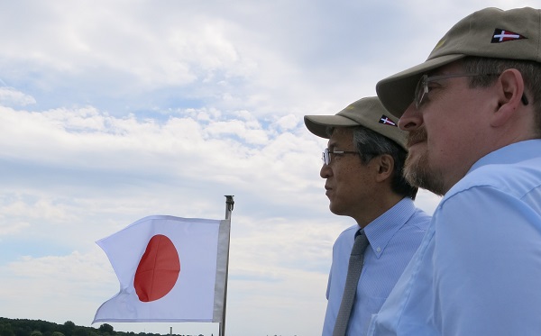 S.E. Takeshi Yagi und Michael Vietz MdB an Bord der Marine I