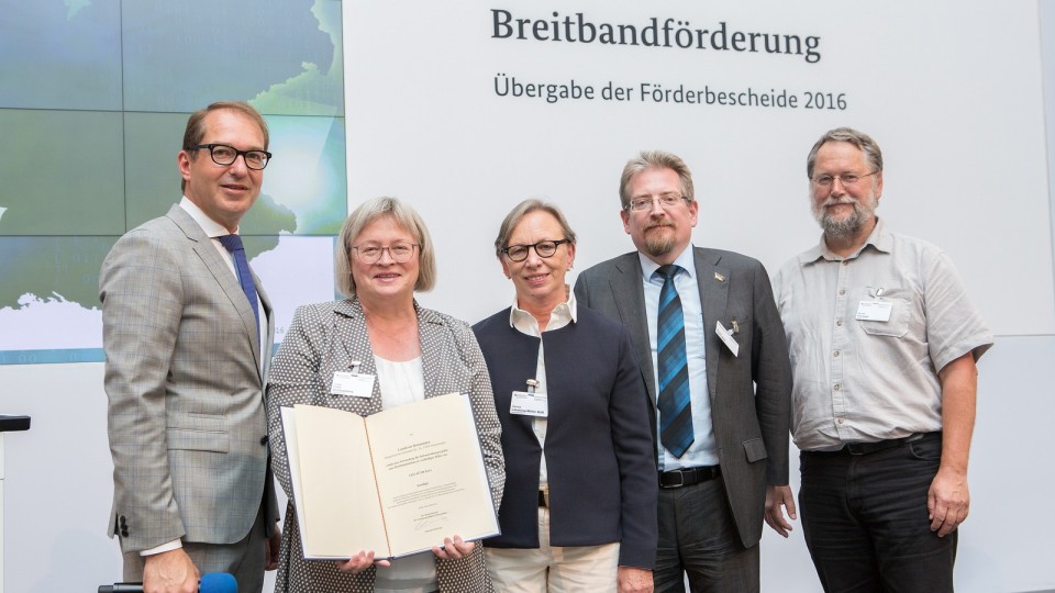 bergabe des Frderbescheids im Berliner Ministerium