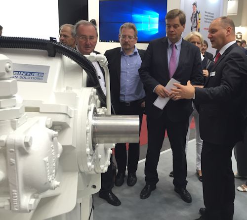 Enak Ferlemann MdB und Michael Vietz MdB auf dem Stand von Reintjes