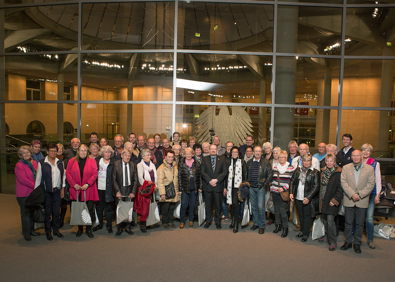 Die Reisegruppe nach der Teilnahme an der Plenarsitzung im Deutschen Bundestag. In der Mitte MdB Michael Vietz.