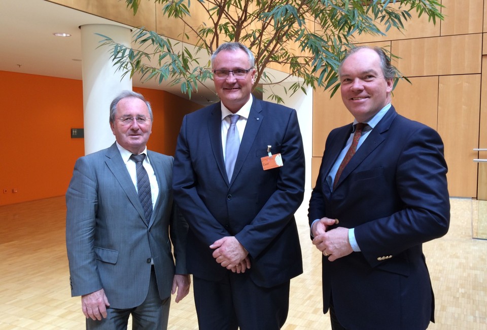 v.l.: Hans-Werber Kammer MdB, Kapitn Stefan Borowski, Philipp Murmann MdB