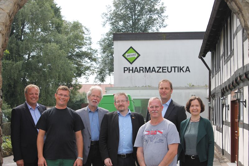 Michael Vietz mit der Geschäftsführung und Beschäftigten von Dreluso Pharmazeutika