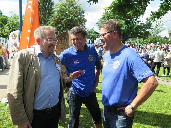 Michael Vietz zeigt seine beiden Rennratten Angie und Michi vor